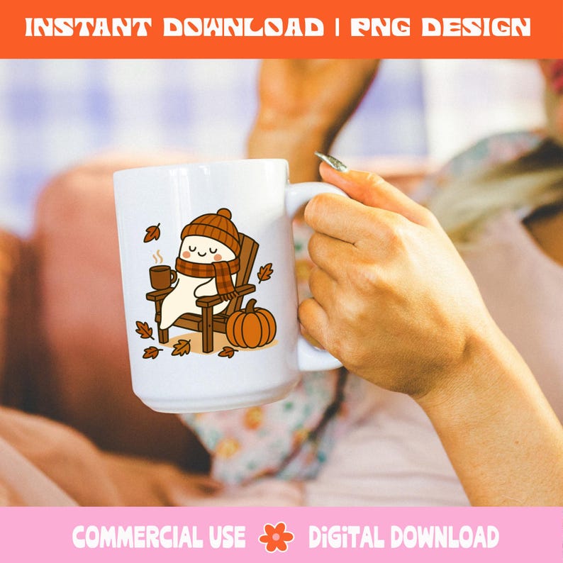 Pode incluir: Caneca de cer&acirc;mica branca com um fantasma de desenho animado usando um chap&eacute;u e cachecol marrons, sentado em uma cadeira de madeira, segurando uma x&iacute;cara de caf&eacute;, com folhas de outono e uma ab&oacute;bora. A caneca tem o texto "INSTANT DOWNLOAD | PNG DESIGN" no topo.