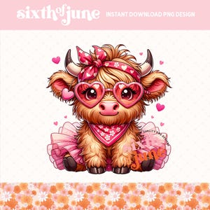 Può includere: Una mucca delle Highlands di cartone animato con occhiali da sole a forma di cuore rosa, un bandana rosa con fiori bianchi e un tutù rosa con volant bianchi. La mucca ha un fiocco rosa nei capelli ed è circondata da cuori rosa.