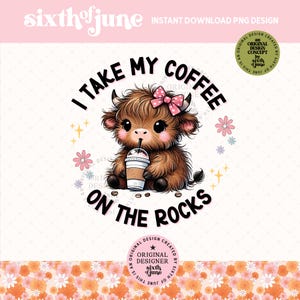 Op de afbeelding: Een schattig cartoon Highland-koe met een roze strik die koffie drinkt uit een beker met een rietje. De tekst "I take my coffee on the rocks" staat rond de koe.