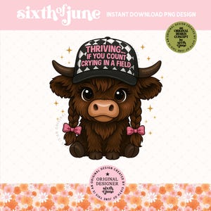 PNG de una vaca de las Highlands llorando en el campo, divertida imagen prediseñada, diseño de vaca con gorra de camionero estilo western, descarga digital de granja, humor de vaquera, DTF