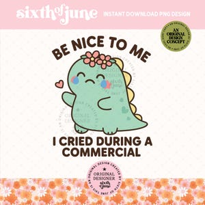 Lindo dinosaurio llorando PNG, gráfico "sé amable conmigo", clipart de dinosaurio emocional, arte imprimible kawaii, diseño de sublimación divertido, archivo digital