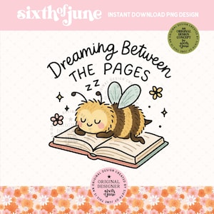 Dreaming Between The Pages PNG, przytulny projekt książki śpiącej pszczoły, pastelowy clipart miłośnika książek, fantazyjna pszczoła do wydrukowania, ręcznie rysowana przytulna sztuka png