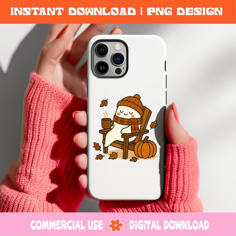 Pode incluir: Capa de telefone branca com um fantasma de desenho animado com chap&eacute;u e cachecol marrons, sentado em uma cadeira de madeira com uma x&iacute;cara de caf&eacute; e uma ab&oacute;bora. O texto "INSTANT DOWNLOAD | PNG DESIGN" e "COMMERCIAL USE DIGITAL DOWNLOAD" &eacute; vis&iacute;vel.