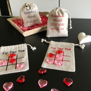 Tic Tac Toe - kleine Säckchen mit Kordelzug und 10 Herzen als Spielfiguren und Personalisierung auf der Rückseite. Ideal als Gastgeschenk