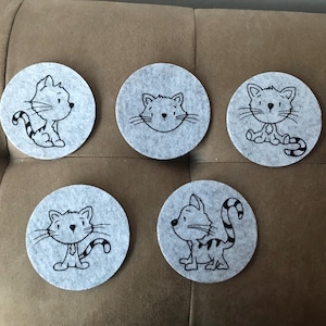 Katzen Untersetzer, graue Filzuntersetzer, Platzkarten für Katzenliebhaber, Geschenk Katze, lustge Katzen, lustige Cartoonkatzen