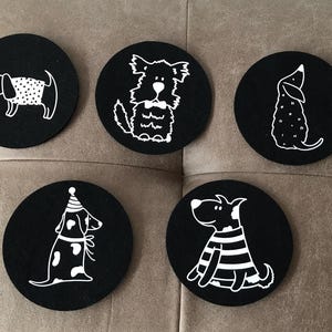Hunde Untersetzer, Cartoonhunde, schwarze Filzuntersetzer, Platzkarten für Hundeliebhaber, Geschenk Hund, lustge Hunde, lustige Cartoonhunde