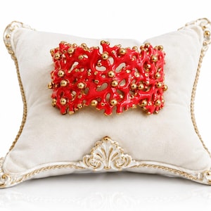Pulsera Kenneth Jay Lane de esmalte rojo chapado en oro de 18 quilates con motivo de coral, elaborada con maestría.