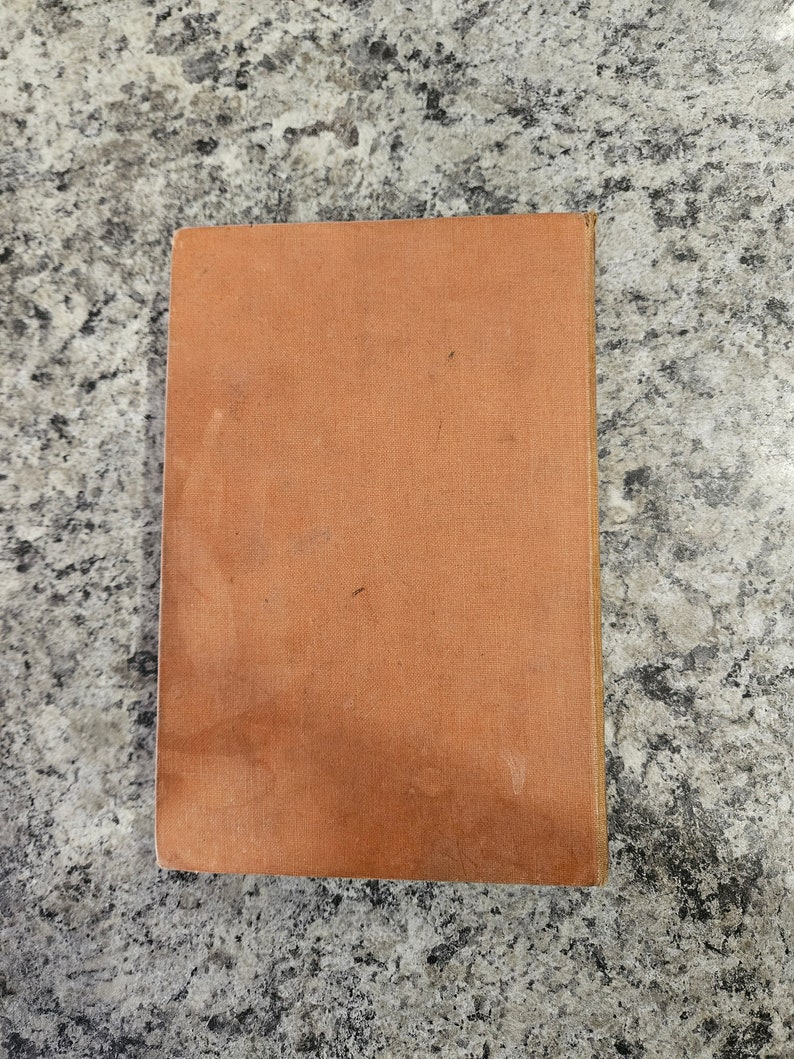 Puede incluir: Una cubierta de libro naranja lisa con una superficie ligeramente texturizada.