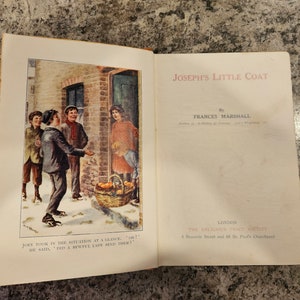 Puede incluir: Un libro abierto con una ilustraci&oacute;n colorida de tres ni&ntilde;os de pie frente a una puerta. El libro se titula "Joseph's Little Coat" de Frances Marshall. El texto en la p&aacute;gina dice "Joey capt&oacute; la situaci&oacute;n de un vistazo. "&iexcl;Oh!" dijo, "&iquest;Una hermosa dama los envi&oacute;?"