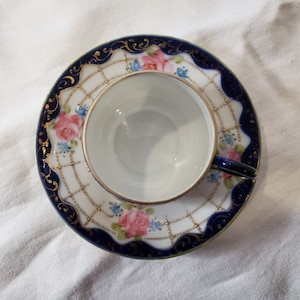 Antike unsignierte handbemalte Nippon Teetasse und Untertasse Kobaltblau und Gold.
