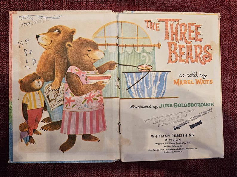 Op de afbeelding: Illustratie uit het kinderboek 'De Drie Beren'. De afbeelding toont drie beren, met de moederbeer die soep serveert. De titel is oranje. Ge&iuml;llustreerd door June Goldsborough.