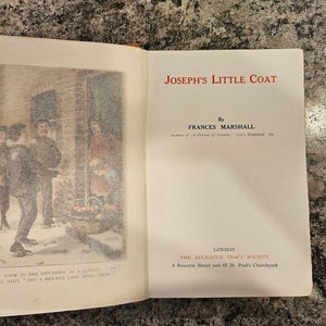 Puede incluir: Un libro antiguo titulado "Joseph's Little Coat" de Frances Marshall. La portada del libro presenta una ilustraci&oacute;n en blanco y negro de personas en una escena de calle nevada. El libro fue publicado por The Religious Tract Society en Londres.