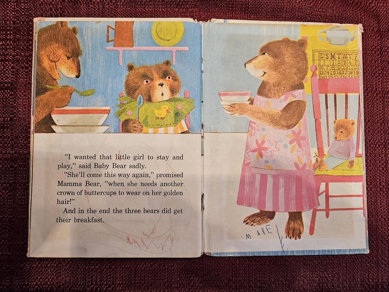 Op de afbeelding: Illustratie uit een vintage kinderboek met drie beren die ontbijten. E&eacute;n beer serveert eten, een ander eet en een derde zit op een stoel. De tekst luidt: "Ik wilde dat dat kleine meisje bleef spelen."