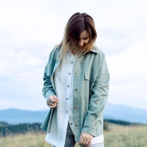 Hemdjacke aus Ramie-Leinen, Oversize-Shacket für Damen, Utility-Jacke, Hemdjacke mit Knopfleiste und Brusttaschen, nachhaltige Kleidung
