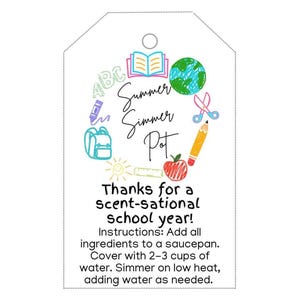 以下が含まれることがあります： 夏らしいイラストが描かれた白いギフトタグ。イラストには、学校用品と「Summer Simmer Pot」の文字が描かれています。「Thanks for a scent-sational school year!」の文字がイラストの下に書かれています。シマーポットの作り方の説明がテキストの下に記載されています。