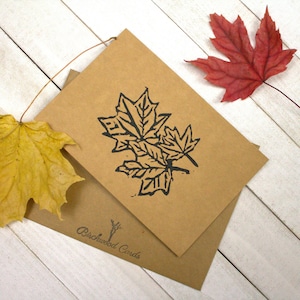 Carte de voeux estampée et sculptée à la main de feuilles d'automne
