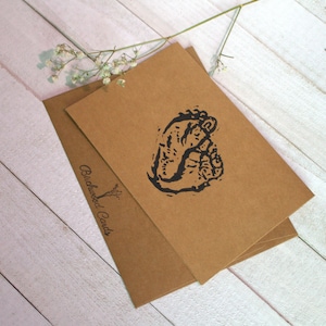 Carte de vœux vierge sculptée et estampillée à la main avec pieds de bébé