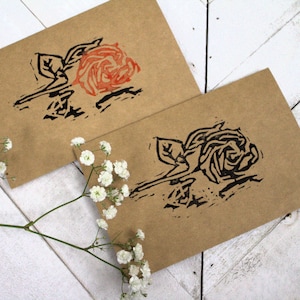 Ensemble de cartes de voeux sculptées et estampées à la main Rose sur une table