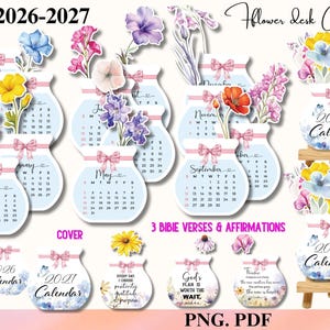 Può includere: Una collezione di pagine per calendario da scrivania floreale 2026-2027 con illustrazioni ad acquerello di fiori in vasi decorati con fiocchi rosa. Il set include calendari mensili, copertine e cartoncini con versetti biblici e affermazioni.