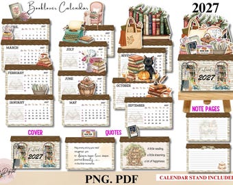 Puede incluir: Un conjunto de calendario 2027 Booklover con páginas mensuales que muestran ilustraciones de libros, una máquina de escribir, un gato negro, calabazas y flores. Incluye una portada, páginas de notas y tarjetas con citas sobre un soporte de madera.