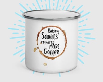 Taza de camping esmaltada de 12 onzas con texto en inglés "Raising Saints Requires More Coffee" - Regalos católicos únicos