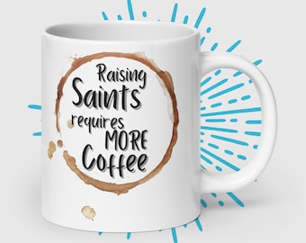 Raising Saints requiere más taza de café blanco brillante - Regalos católicos únicos