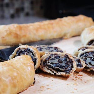 Krentenrolletjes in Trinidad-stijl: doos met 8 op bestelling gemaakt