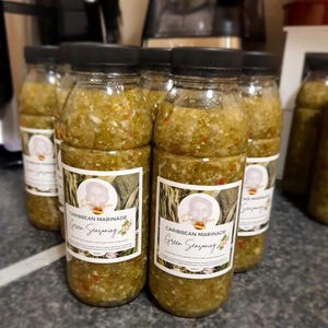 Caribische groene kruiden: verkrijgbaar in flessen van 330 ml en 1 l, op bestelling gemaakt