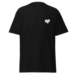 T-shirt avec logo coeur, t-shirt noir coeur dessin animé, joli t-shirt, joli t-shirt V-Day, t-shirt chérie Vday, dessin de coeur, graphiques vectoriels plats