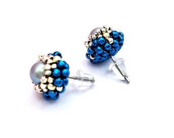 Leuke Metalic Blue Preciosa Pearl Handgeweven Stud/Post Oorbellen - Hypoallergene en betaalbare handgemaakte kralen sieraden