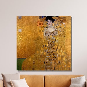 Puede incluir: Una pintura de una mujer con un vestido dorado con un patrón de mosaico. El fondo es un mosaico dorado y verde.