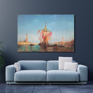 Può includere: Un dipinto che raffigura una grande nave con bandiere colorate che naviga in un canale di Venezia, Italia. La nave è adornata con bandiere e stendardi, e l'acqua è di un colore blu chiaro. Il dipinto è ambientato sullo sfondo di un cielo azzurro limpido.