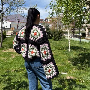 Handstickad fyrkantig mormorskofta: Boho-tröja i ullblandning