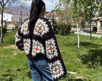 Handgestrickte Oma Square Strickjacke: Boho Pullover aus Wollmischung