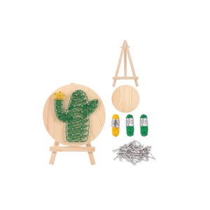 Puede incluir: Un kit de arte de cuerdas DIY con un diseño de cactus. El kit incluye una tabla de madera con un contorno de cactus, hilo verde, clavos y un pequeño caballete de madera. El cactus tiene una flor amarilla. Se incluyen bobinas de hilo adicionales.