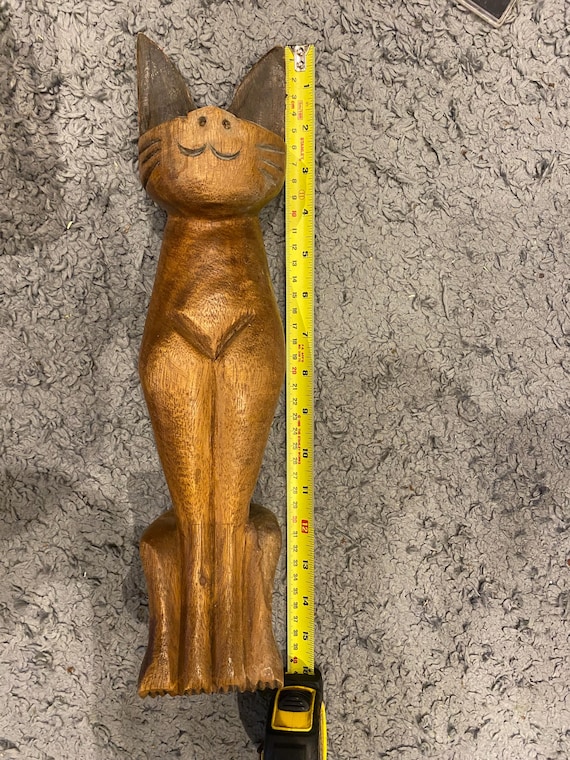 Artisanat fait à la main de sculptures en bois de petit chat mignon