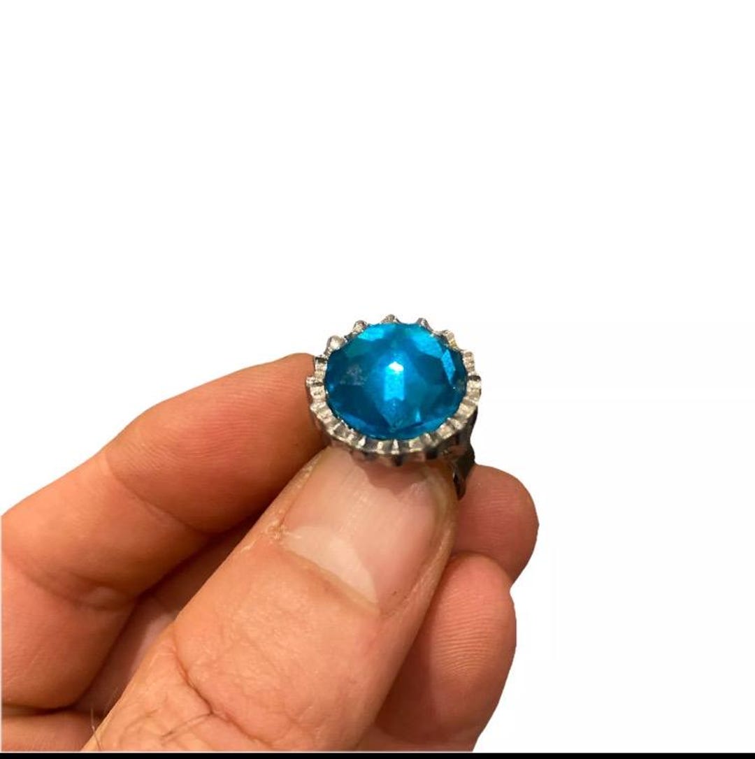 ブルーオーバルカットの宝石が付いたシルバーカラーのメタルリング