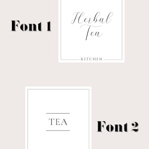 K&ouml;nnte beinhalten: Zwei wei&szlig;e quadratische Etiketten mit schwarzem Text. Das obere Etikett lautet "Herbal Tea - KITCHEN" in einer kursivschriftlichen Schriftart. Das untere Etikett lautet "TEA - KITCHEN" in einer serifenlosen Schriftart.