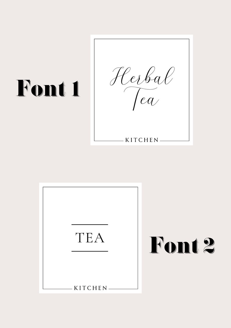 K&ouml;nnte beinhalten: Zwei wei&szlig;e quadratische Etiketten mit schwarzem Text. Das obere Etikett lautet "Herbal Tea - KITCHEN" in einer kursivschriftlichen Schriftart. Das untere Etikett lautet "TEA - KITCHEN" in einer serifenlosen Schriftart.