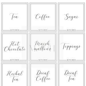 K&ouml;nnte beinhalten: Neun wei&szlig;e Etiketten mit schwarzen R&auml;ndern und schwarzem kursivem Text. Die Etiketten sind f&uuml;r K&uuml;chenartikel wie Tee, Kaffee, Zucker, hei&szlig;e Schokolade, Marshmallows, Toppings, Kr&auml;utertee, entkoffeinierten Kaffee und entkoffeinierten Tee.