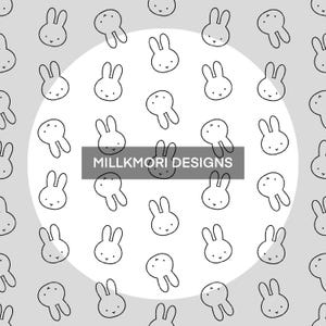 Op de afbeelding: Een herhalend patroon van cartoon konijnengezichten en konijnensilhouetten in zwart en wit op een lichtgrijze achtergrond. De tekst "MILLKMORI DESIGNS" staat in een donkergrijze rechthoek.