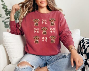 Sudadera navideña de vaca de las Tierras Altas, cinta coqueta, teñida en prenda