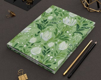 Diario de tapa dura con estampado floral verde, flores blancas y botánico.