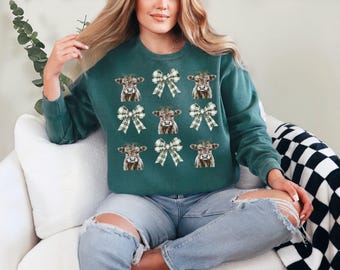 Sudadera navideña Highland Cow, colores cómodos teñidos en prenda