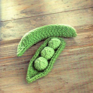 Beginner-friendly KNITTING Pattern Peas in a Pod Amigurumi PDF | Vintage Stuffed Toys Veggie Basket Cute Food Softie Greens Instant Download