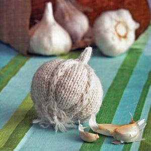 Beginner-friendly KNITTING Pattern Garlic Bulb Amigurumi PDF | Vintage Stuffed Toys Softie Vegetable Quick Plush Food DPN Instant Download