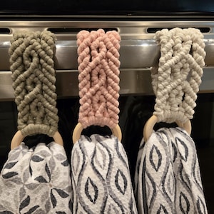 Porta-toalhas de cozinha feito à mão em macramê – Anel de toalha com alça de forno ou geladeira Boho – Anel grande de madeira para toalhas grossas – Elegante e funcional