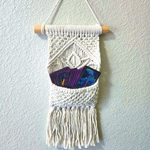 Pochette murale en macramé Lotus - Décoration bohème pour cristaux, tarots et trésors | 20 po. de longueur | Solution de rangement murale élégante | Décoration d'intérieur bohème