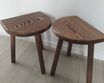 Rustikaler Holzhocker. Dreibein Beistelltisch aus Holz. Dreibeiniger Couchtisch. Hocker aus Massivholz.