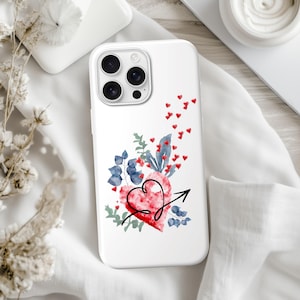 Op de afbeelding: Witte telefoonhoes met een aquarelontwerp van een rood hart doorboord door een zwarte pijl, omringd door blauw en groen blad en kleine rode harten. De hoes heeft een glanzende afwerking en een camera-uitsparing.